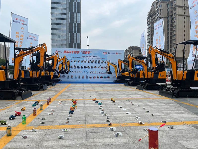 山東海拓集團(tuán)創(chuàng)新融合打造“不一樣”挖機(jī)展，親子互動(dòng)涂鴉藝術(shù)引爆愛琴海